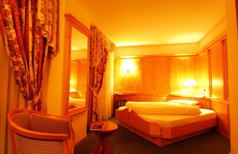 Hotel Cevedale Living Romance Hotel Cogolo Zimmer foto