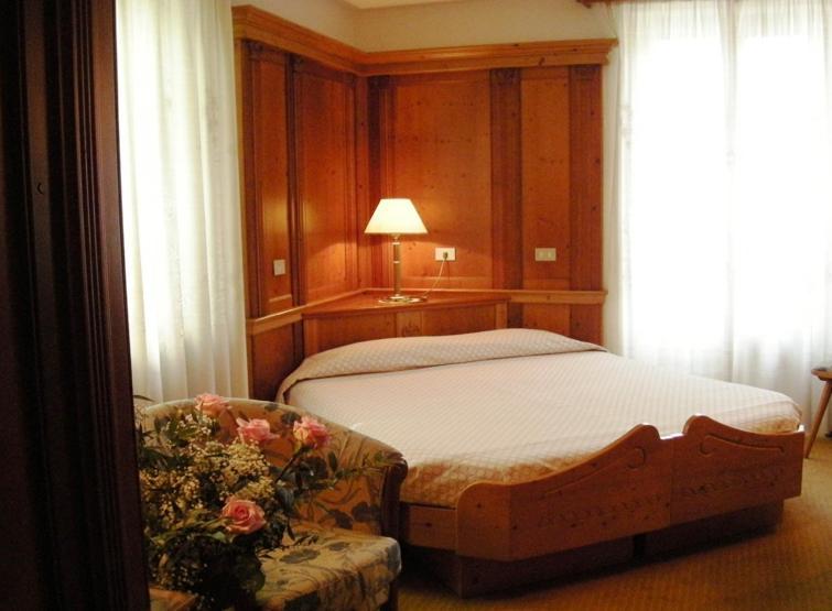 Hotel Cevedale Living Romance Hotel Cogolo Zimmer foto