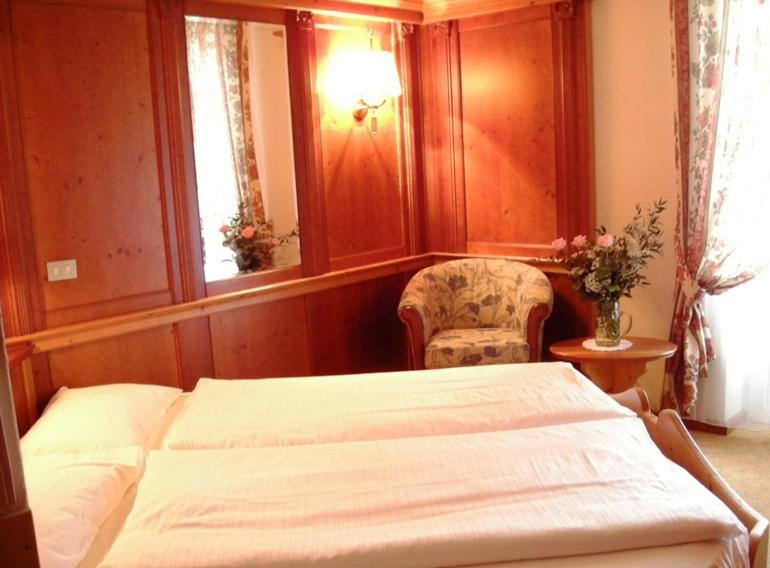 Hotel Cevedale Living Romance Hotel Cogolo Zimmer foto