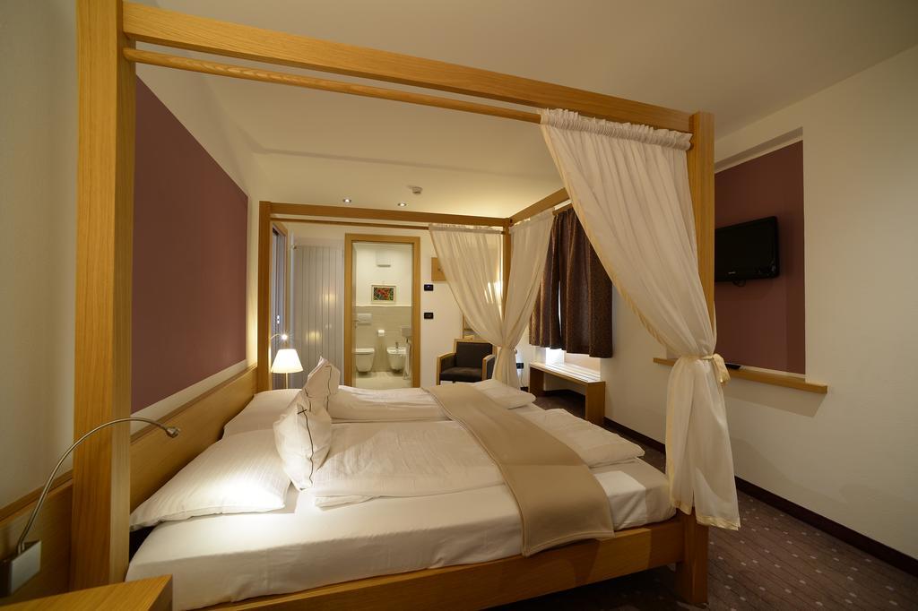 Hotel Cevedale Living Romance Hotel Cogolo Exterior foto